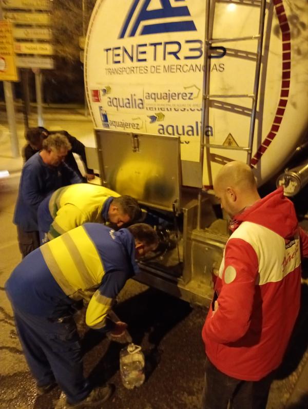 Aquajerez pone camión cuba de agua a disposición de los vecinos de Vallesequillo al alargarse la reparación del Consorcio